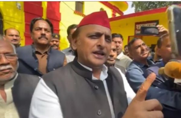 सपा मुखिया अखिलेश यादव ने आजम खान से जेल में की मुलाकात