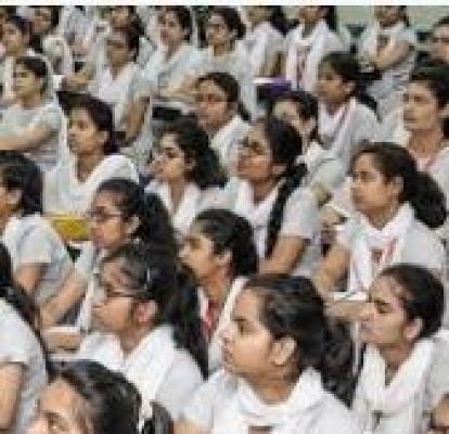 अर्थ के इर्द-गिर्द गर्द खाक होती जिंदगी