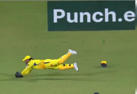 धोनी के क्विक-रिफ्लेक्स डाइविंग कैच से हैरान रह गए स्टीव स्मिथ