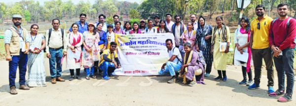 अग्रसेन महाविद्यालय विद्यार्थियों ने बैगा परिवारों को किया जागरूक