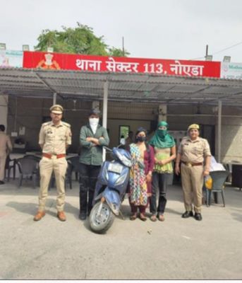 नोएडा : चलती स्कूटी पर रील बनाने वाली दो लड़कियों समेत तीन गिरफ्तार