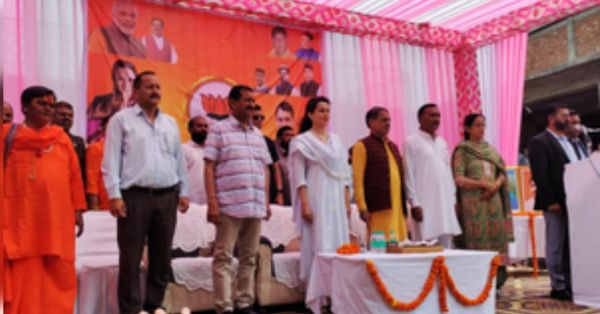 मंडी में रोड शो के दौरान सुप्रिया श्रीनेत के 'विवादित पोस्ट' पर बरसीं कंगना रनौत