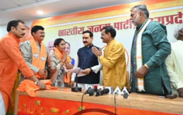 एमपी में कांग्रेस को झटका, दमोह के पूर्व और मौजूदा जिला पंचायत अध्यक्ष भाजपा में शामिल