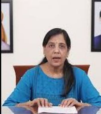 केजरीवाल की पत्नी ने समर्थन जुटाने के लिए वॉट्सऐप अभियान शुरू किया