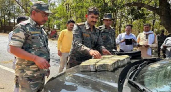 झारखंड के लातेहार में वाहन चेकिंग के दौरान 22 लाख रुपए जब्त