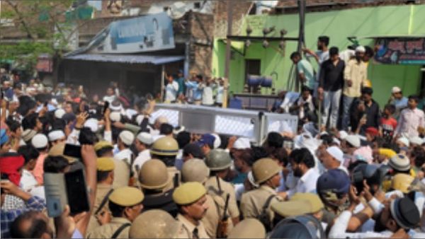 भारी भीड़ के बीच मुख्तार अंसारी अपने पैतृक कब्रिस्तान में सुपुर्द-ए-खाक