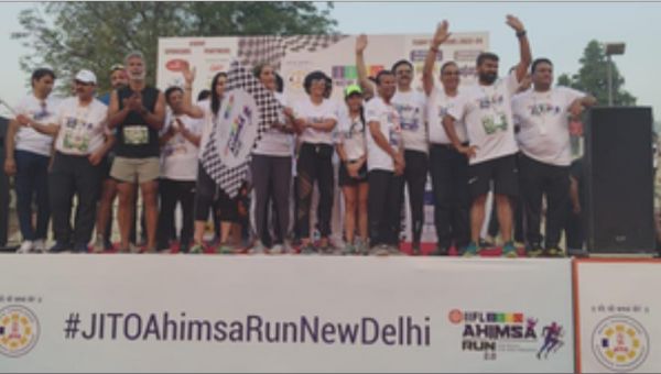 दिल्ली में अहिंसा रन 2.0 में हज़ारों लोगों ने लिया हिस्सा, मिलिंद सोमन ने दिया फिट रहने का संदेश