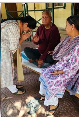 लालू, राबड़ी का आशीर्वाद लेकर रोहिणी आचार्य निकली चुनाव प्रचार पर