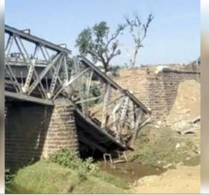 मुरैना में रेलवे का अनुपयोगी पुल ढहा, 5 मजदूर घायल