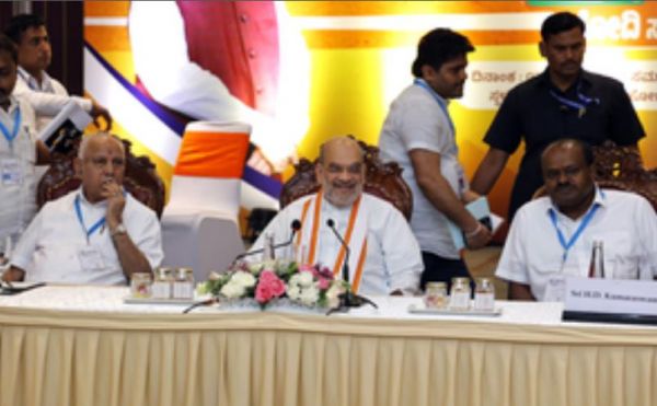 गृहमंत्री अमित शाह ने कर्नाटक भाजपा में विद्रोह को किया शांत