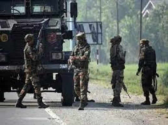 कश्मीर: पुलिस के साथ मुठभेड़ में गैंगस्टर ढेर, घायल अधिकारी की उपचार के दौरान मौत