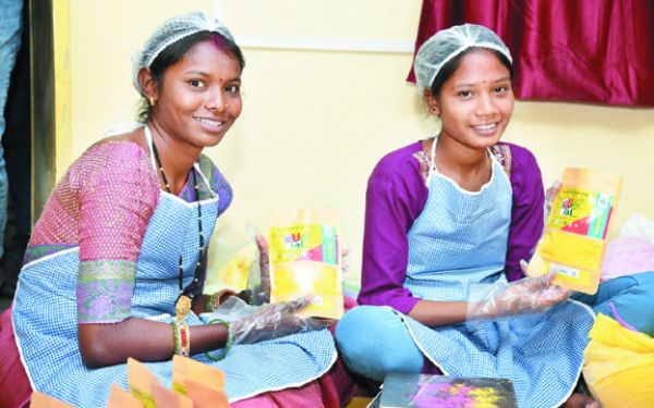 बालको ने स्व-सहायता समूहों की महिलाओं  के जीवन में गुलाल से भरे आत्मनिर्भरता के रंग 