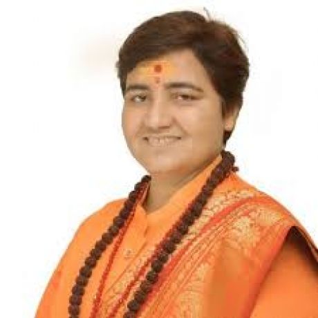 प्रज्ञा ठाकुर मैदान से बाहर और दिग्विजय सिंह ने बदला मैदान, अब कैसी है भोपाल की लड़ाई