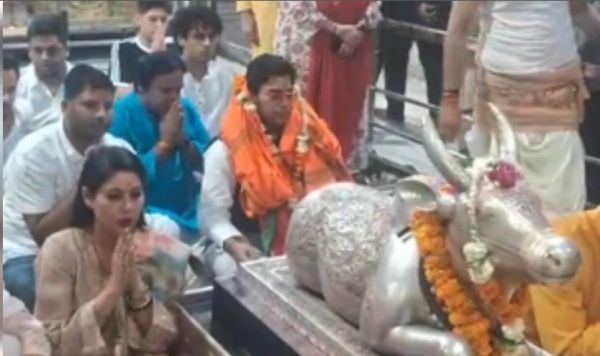 परिवार के साथ आशुतोष राणा ने महाकालेश्वर मंदिर में की पूजा अर्चना