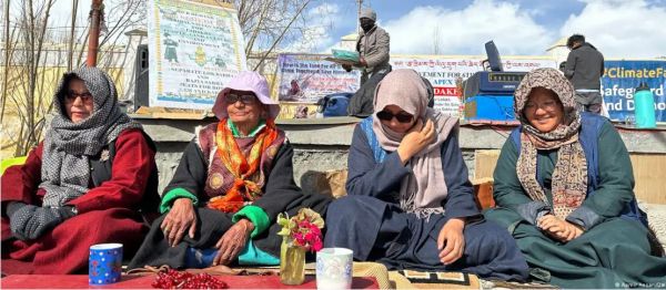 मांगों को लेकर डटी हैं लद्दाख की महिलाएं