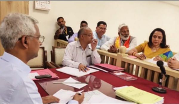 मथुरा से भाजपा उम्मीदवार हेमा मालिनी ने भरा पर्चा