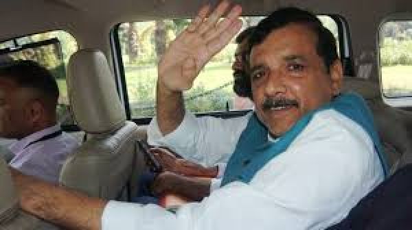 जेल से रिहा होने के एक दिन बाद संजय सिंह ने दिल्ली के मंदिर में की पूजा