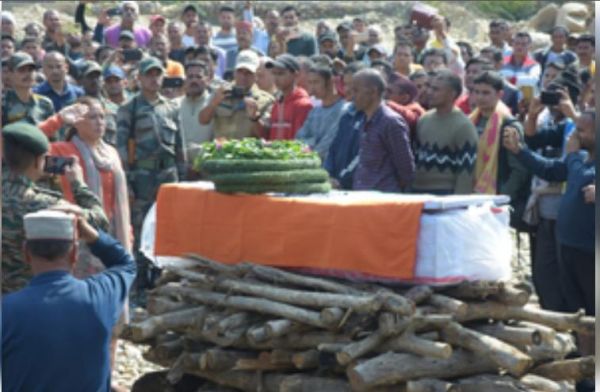 उत्तराखंड मंत्री रेखा आर्या ने नक्सली मुठभेड़ में शहीद हुए कमल भाकुनी को दी श्रद्धांजलि