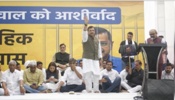 केजरीवाल की गिरफ्तारी के खिलाफ आप नेताओ का सामूहिक उपवास