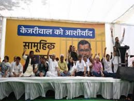 केजरीवाल की गिरफ्तारी के विरोध में ‘आप’ नेताओं ने किया सामूहिक अनशन