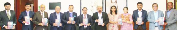 स्टूडेंट एसेज़ ऑन लॉ एंड साइंसेज किताब का न्यायाधीश मिश्रा ने एचएनएलयू में किया विमोचन