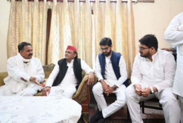 मुख्तार अंसारी के घर पहुंचे पूर्व सीएम अखिलेश यादव, परिजनों से की मुलाकात