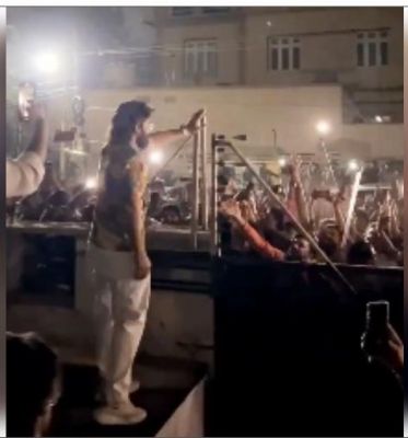 अल्लू अर्जुन को जन्मदिन की बधाई देने के लिए उनके घर के बाहर लगा प्रशंसकों का तांता