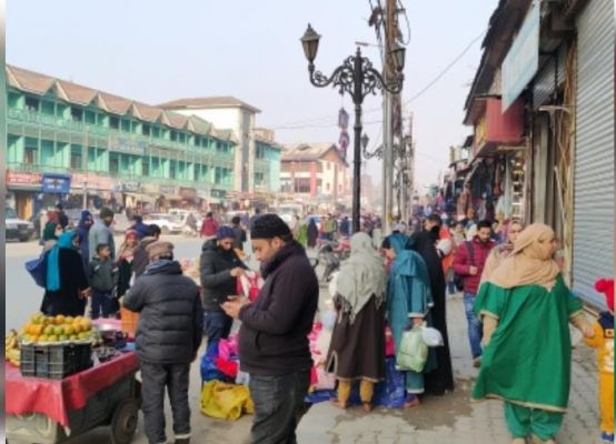 कश्मीर में ईद की पूर्व संध्या पर बाजार खरीदारों से खचाखच भरे