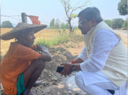 आदिवासियों के बीच भाजपा नेता, मोदी सरकार के प्रदर्शन पर ले रहे फीडबैक
