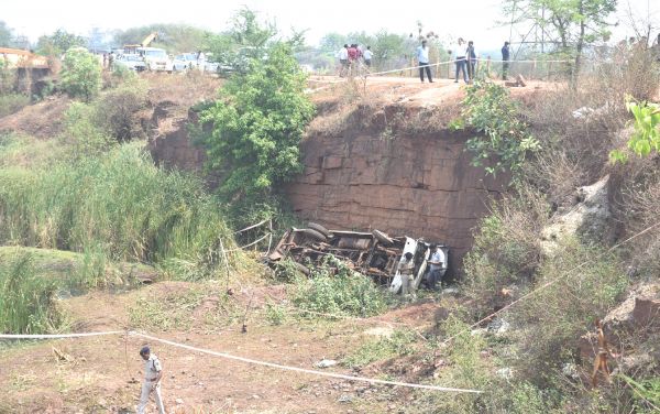 ‘छत्तीसगढ़’ का  संपादकीय :   सडक़ पर एक साथ दर्जनभर  मौतें, असली जिम्मेदार ये हैं