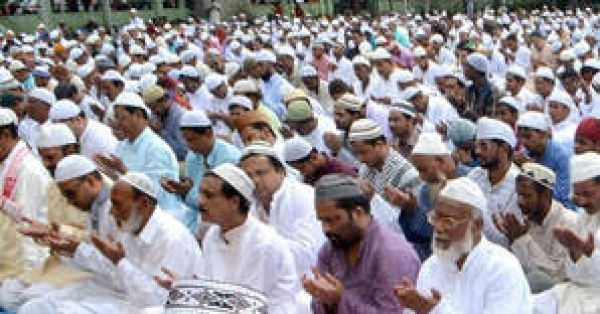 अता हुई ईद की नमाज, लोग दे रहे एक-दूसरे को बधाई, राष्ट्रपति ने दी मुबारकबाद