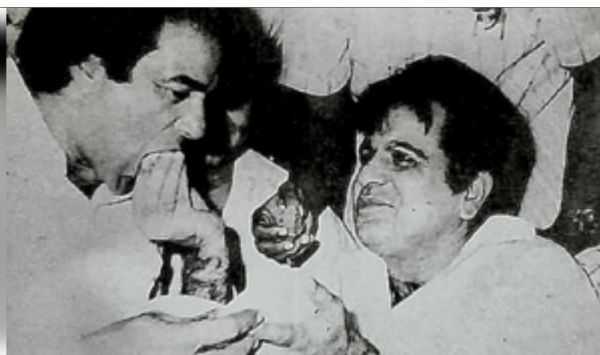 ईद के मौके पर धर्मेंद्र ने दिलीप कुमार को किया याद, शेयर की तस्‍वीर