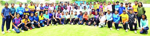 क्रिकेट ट्रॉयल में महिलाओं का बढ़-चढ़ हिस्सा 