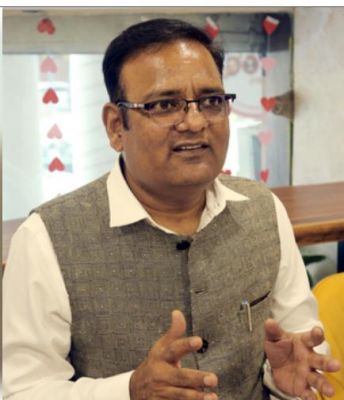 राजकुमार आनंद के घर के बाहर आप कार्यकर्ताओं का विरोध प्रदर्शन