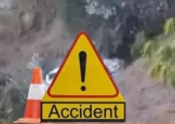 कर्नाटक में कार-ट्रक की टक्कर में चार की मौत
