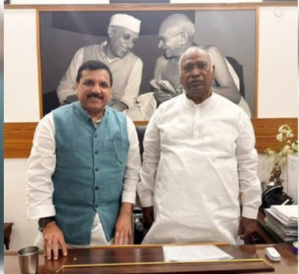खड़गे से मिले आप नेता संजय सिंह, 'इंडिया' ब्लॉक के लिए आम घोषणापत्र पर चर्चा