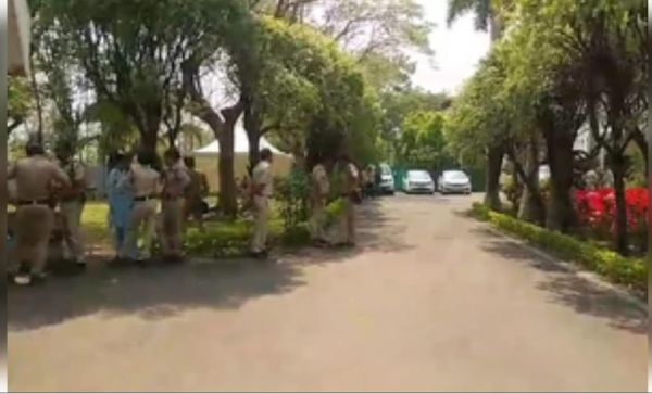 विधायक के बाद कमलनाथ के घर भी पहुंची पुलिस