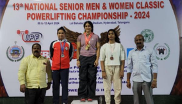 50 की उम्र में आईआरएस अधिकारी एकता ने पावर लिफ्टिंग में जीता मेडल