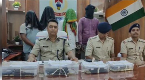 चतरा में चार नक्सली समर्थक गिरफ्तार, भारी मात्रा में हथियार बरामद