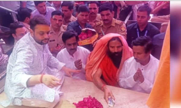 बांके बिहारी की शरण में पहुंचे बाबा रामदेव, पूजा-अर्चना की