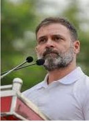 मोदी पर निशाना साधते हुए उन्हें अमीरों की कठपुतली बताया