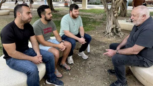 गाजा में भुखमरी के संकट को नकार क्यों रहा है इसराइल