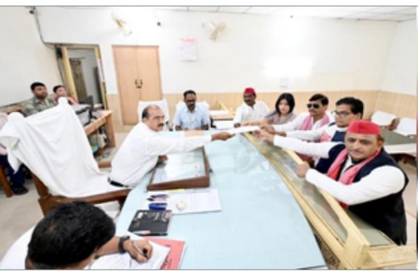 मैनपुरी लोकसभा सीट से सपा उम्मीदवार डिंपल यादव ने किया नामांकन