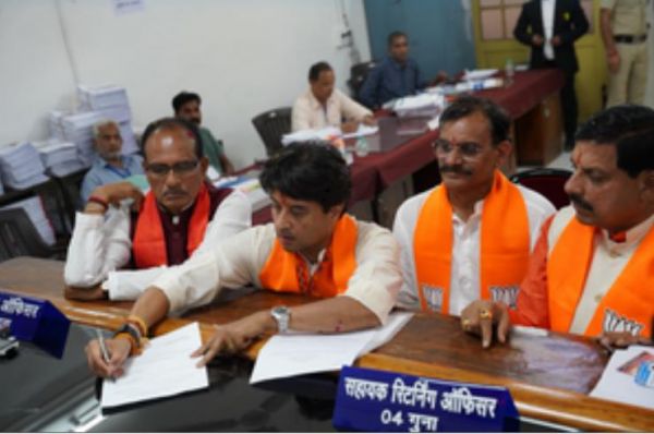 ज्योतिरादित्य सिंधिया ने गुना संसदीय सीट से भरा नामांकन