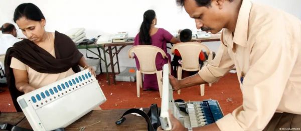 सुप्रीम कोर्ट ने कहा बैलेट पेपर से चुनाव नहीं