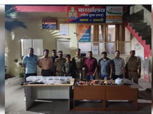 ग्रेटर नोएडा में अवैध हथियार बनाने के दौरान इनामी अपराधी गिरफ्तार