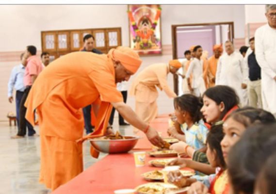 सीएम योगी ने किया कन्या पूजन, भोजन के बाद दक्षिणा देकर लिया आशीर्वाद
