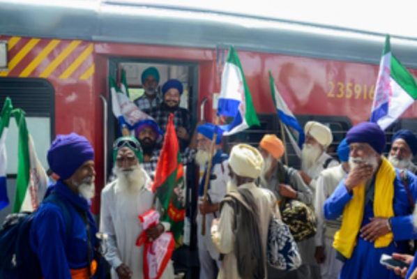 पंजाब में किसानों के पटरियों पर बैठने से कई ट्रेनें हुईं प्रभावित
