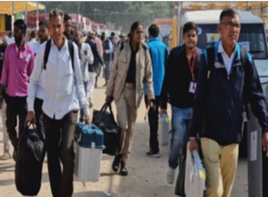 ईवीएम प्रशिक्षण के बाद बिजनौर, मुजफ्फरनगर के लिए पोलिंग पार्टियां रवाना