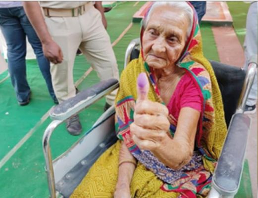 बिहार में व्हील चेयर पर वोट देने पहुंची बुजुर्ग महिला